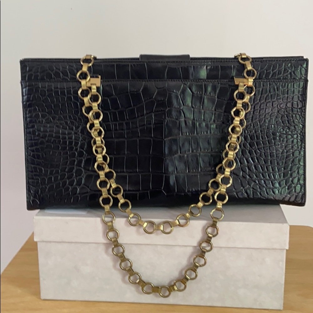 Leather structured bag with brushed gold hardware - Picture 1 of 7